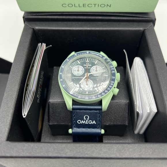 Omega x Swatch Moonswatch Speedmaster Mission on Earth - Picture 2 of 3